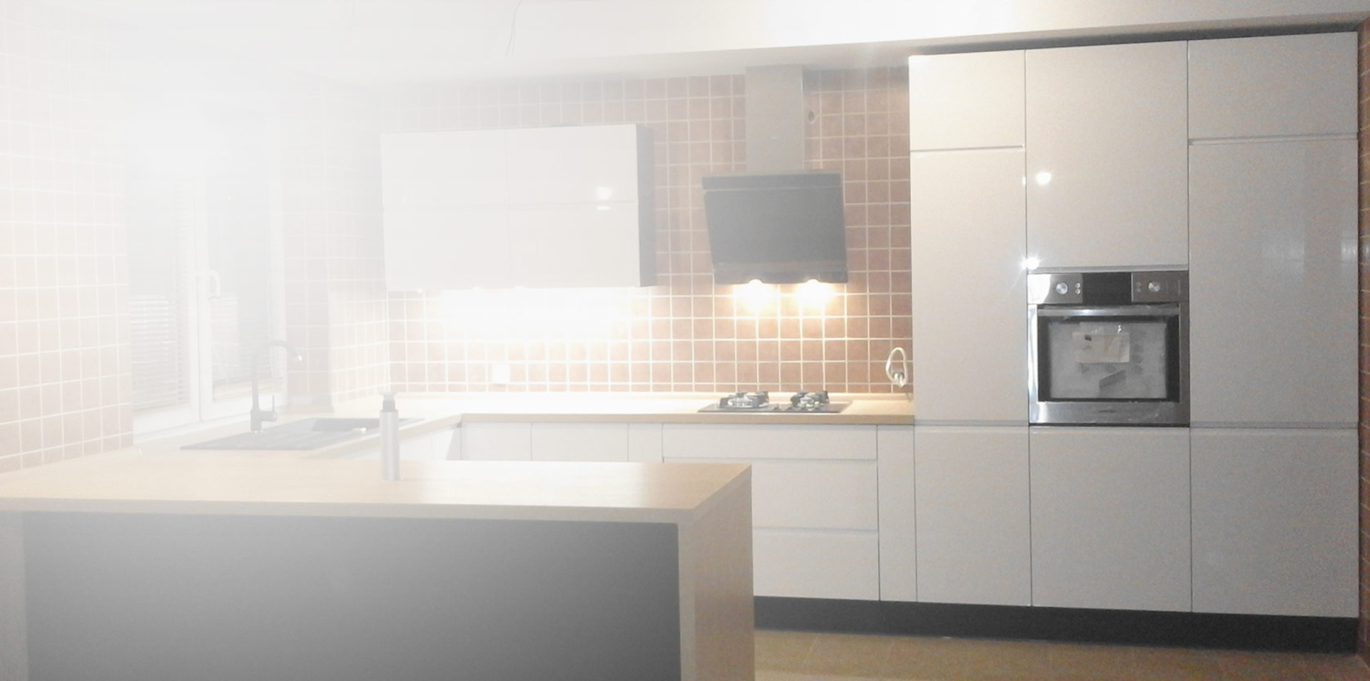 <h2> <strong>Projektowanie<br>i sprzedaż</strong> <span> 	mebli kuchennych, szaf wnękowych, garderób oraz mebli łazienkowych </span> </h2>